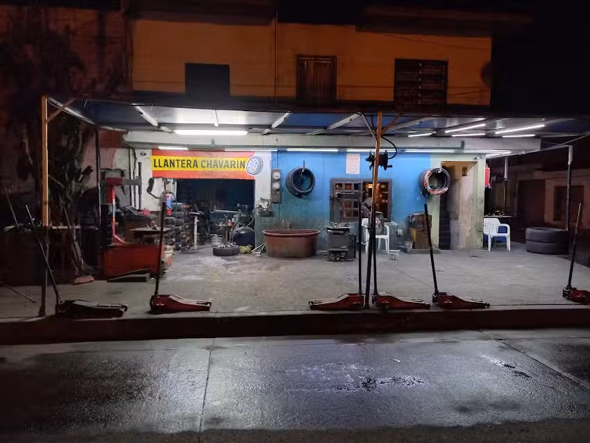 Llantas y gr&uacute;as Chavar&iacute;n 24/7