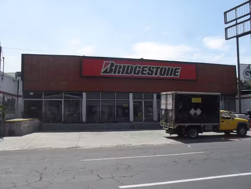 Llantas y renovado, Vulcafr&iacute;o outlet