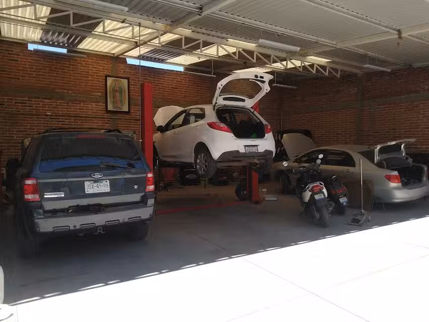 Llantas y servicio automotriz Vel&aacute;zquez