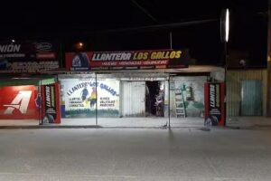 Llantera Los Gallos