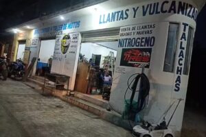 Llantera, vulcanizadora, Refaccionaria y taller de motos el Crucero.