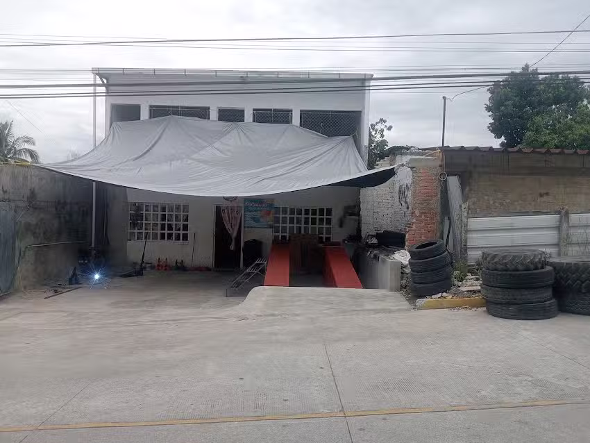 Taller de frenos, suspensi&oacute;n y venta de llantas(Los hermanos Flores )