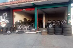 Tienda y reparaci&oacute;n de llantas usadas