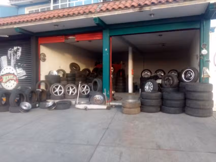 Tienda y reparaci&oacute;n de llantas usadas