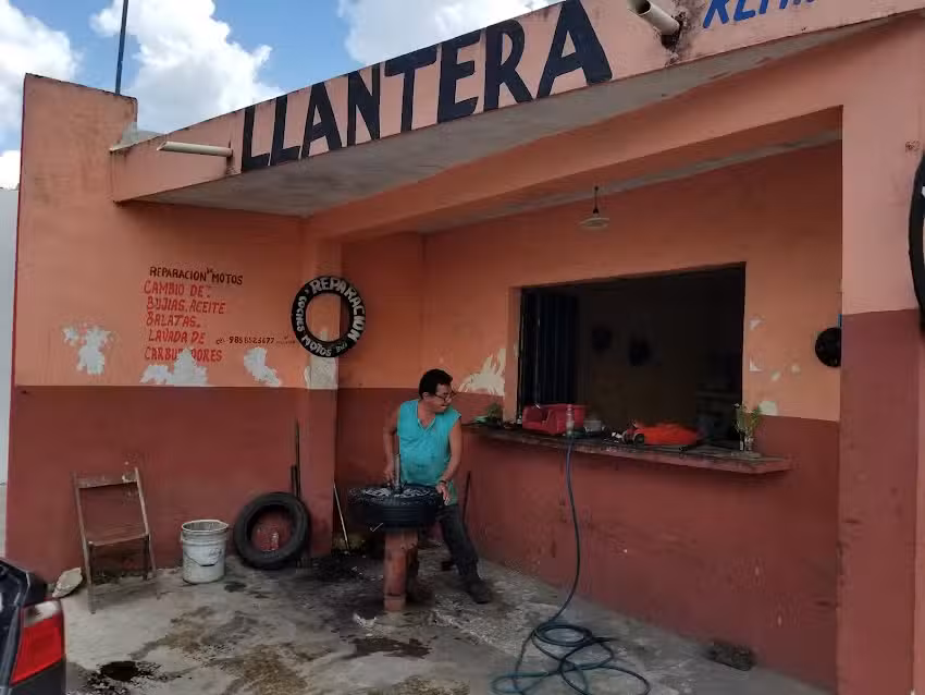 Tire (Llantas) repair (vulcanizadora)shop