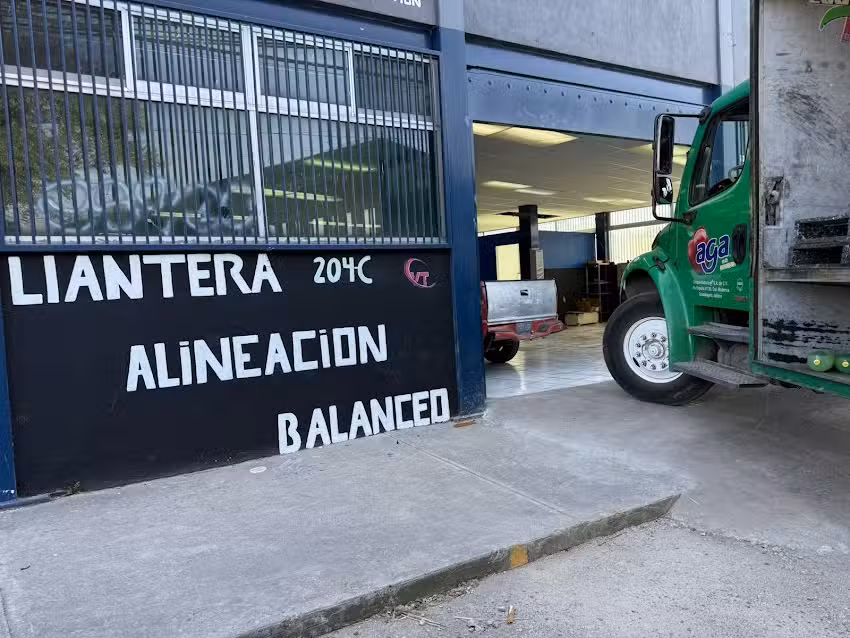 V&aacute;zquez Tires llanta