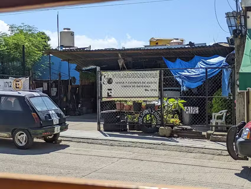 Vulcanizadora, Reparaci&oacute;n de llantas y carga de baterias